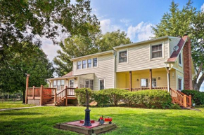 Remodeled Historic Farmhouse about 20 Mi to KC!, Liberty